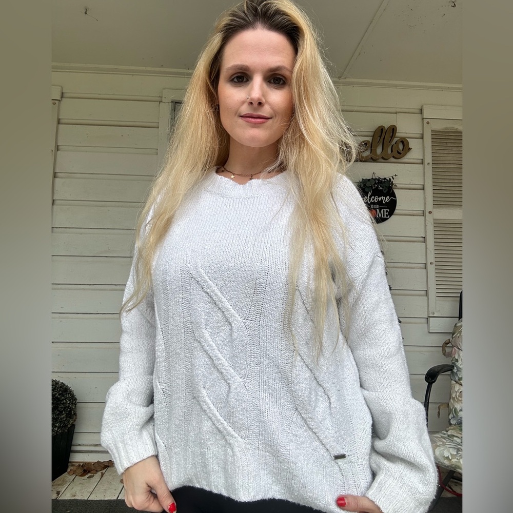 Hollister White Cable Knit Crewneck Sweater- 🎁GIFT WITH EVERY PURCHASE